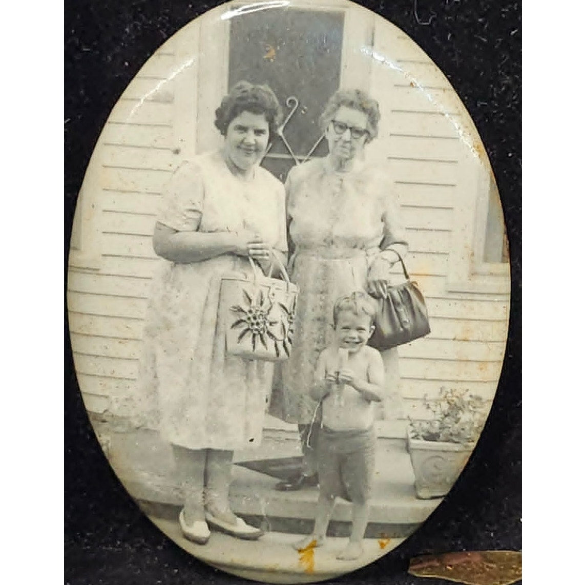 VTG 60s Compact Pocket Mirror Celluloid Black White Family Photo Oval Novelty
